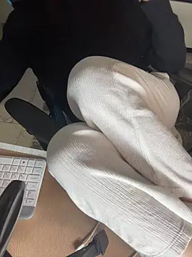 CurlyLara live sex cam