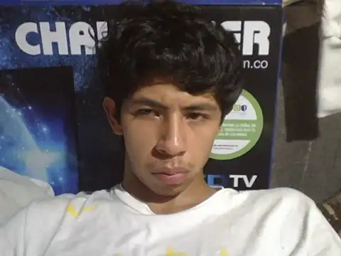 Carlos_Albert02's cam snapshot