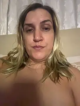 Bia_sexynovaes live sex cam