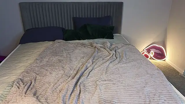 LovingWhisperr's cam snapshot