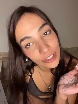 littlethyy live sex cam