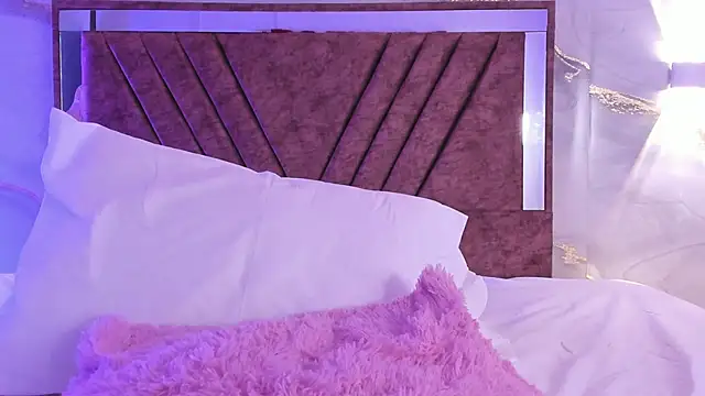 lily_phillips_'s cam snapshot