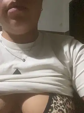 mamilindaA live sex cam