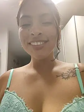 Fox_Roxxan live sex cam