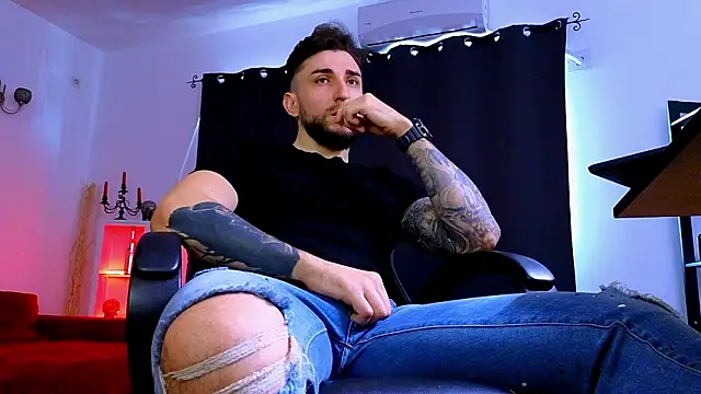 MightyAaron66 live sex cam