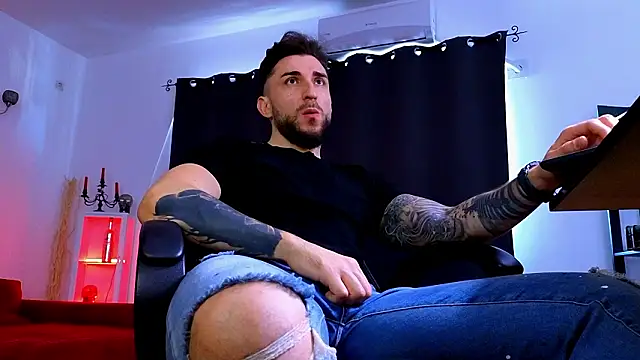 MightyAaron66 live sex cam