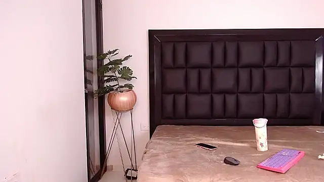 mia_roosee1's cam snapshot