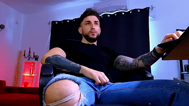 MightyAaron66 live sex cam