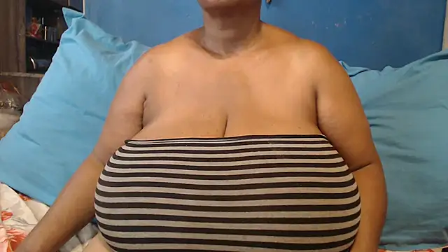 CUTEFIRMMELONSS live sex cam