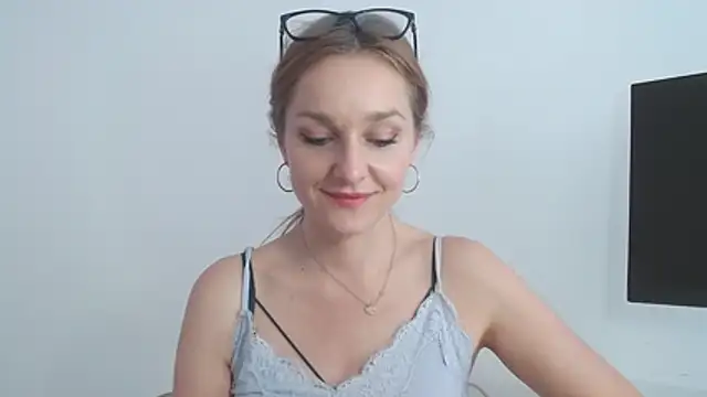 AliciaDesire live sex cam