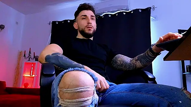 MightyAaron66 live sex cam