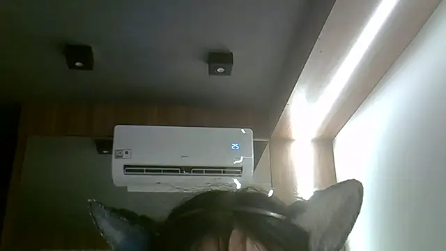 SkinnyKitten live sex cam