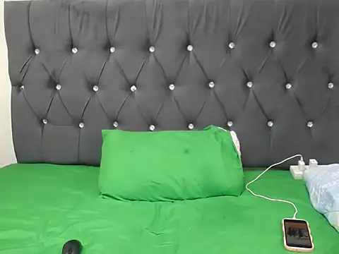 HornyLilHoney's cam snapshot