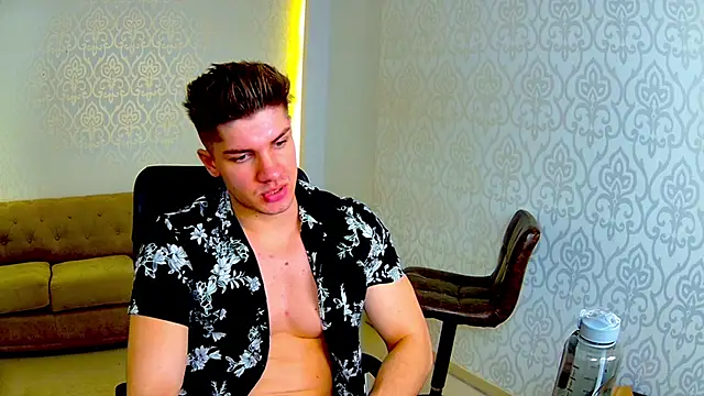 MaxKaiden live sex cam