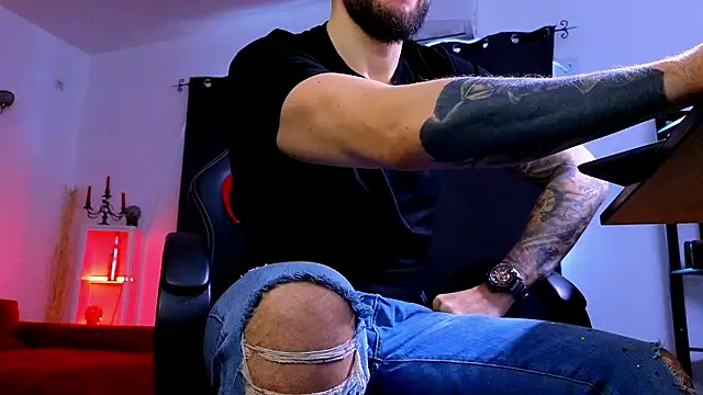 MightyAaron66 live sex cam