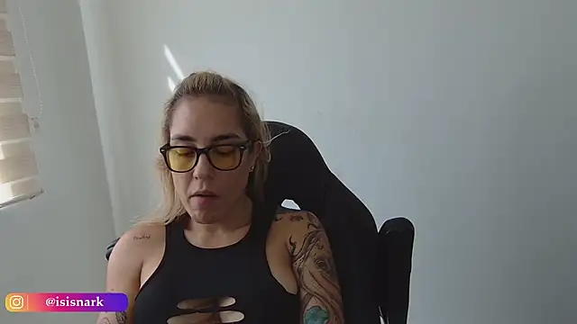 ValkyriaRose live sex cam