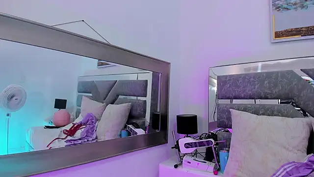 Katey_Curvy01_'s cam snapshot