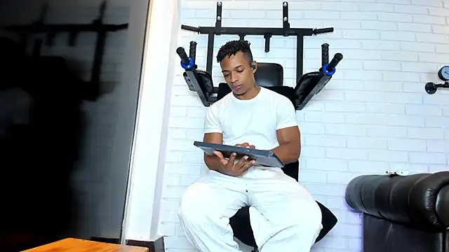 ItaloMoore live sex cam