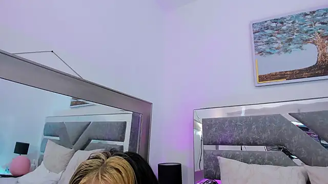 Katey_Curvy01_'s cam snapshot