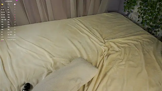 LynHillaire live sex cam