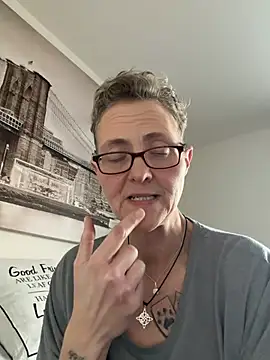 Curvy-Jinx live sex cam