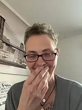 Curvy-Jinx live sex cam