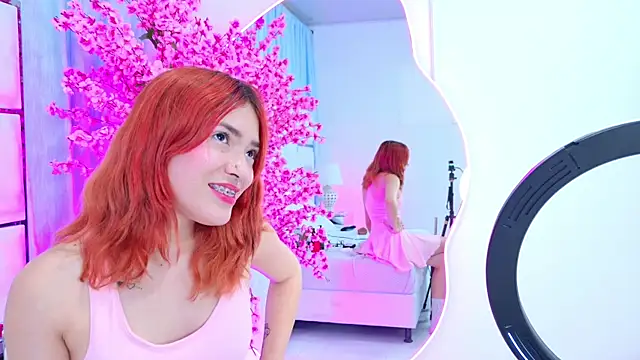 AlliciaKim live sex cam