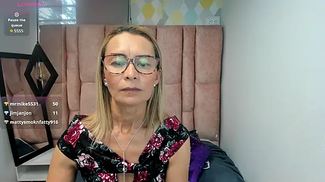 Issa_Milf__ live sex cam