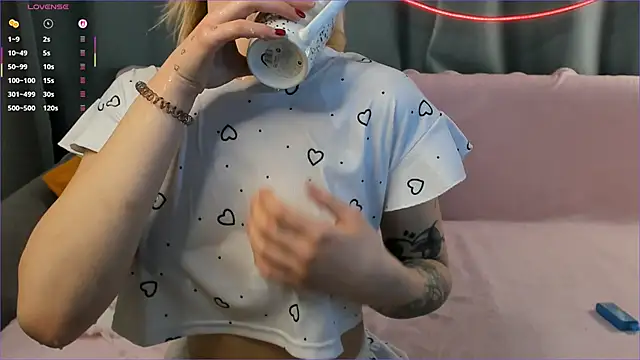 Aline_Loky's cam snapshot