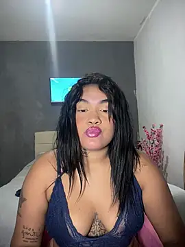 Latina_kiara live sex cam