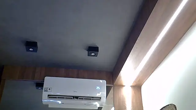 SkinnyKitten live sex cam