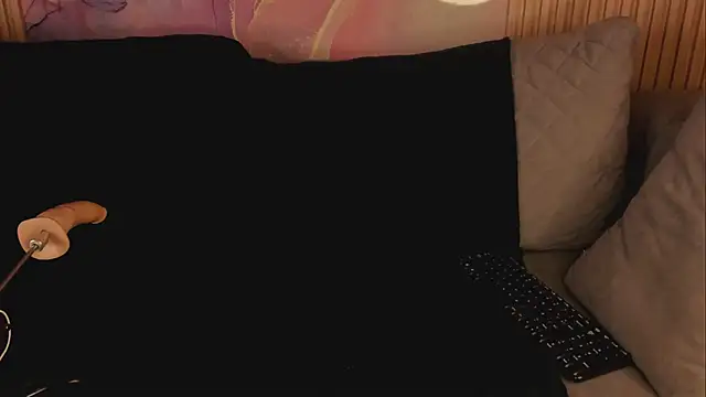 NhoanBrunette live sex cam