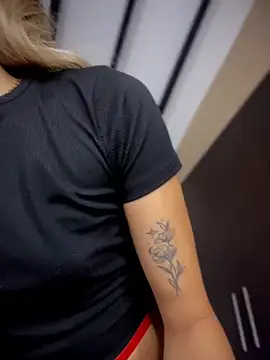 SweetTroubleXXX live sex cam