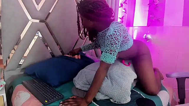 anisha_zambrano's cam snapshot