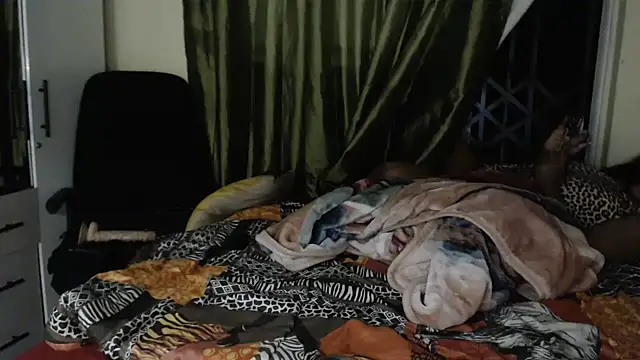 Foxybrownxx1 live sex cam