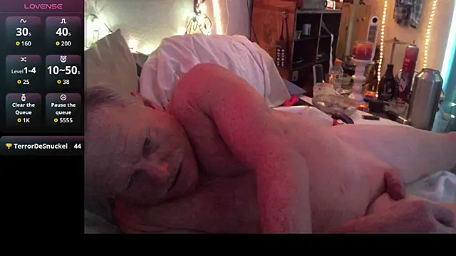 Pussyeat2please's cam snapshot