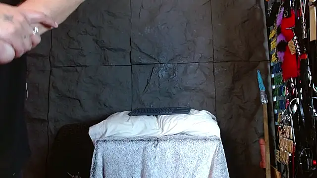 Master_kratos_and_Megan's cam snapshot