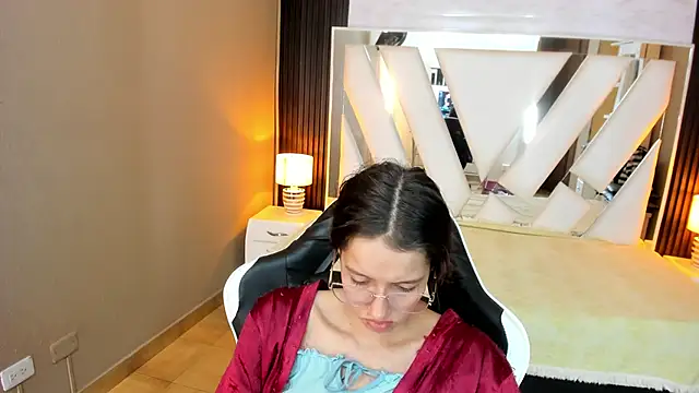 Linda4Petite live sex cam