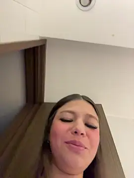 Alyshanon18's cam snapshot