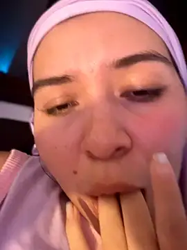 MatchedEyebrow live sex cam