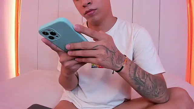 Tyler_os live sex cam