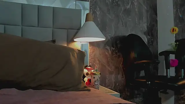 yiyisandoval's cam snapshot