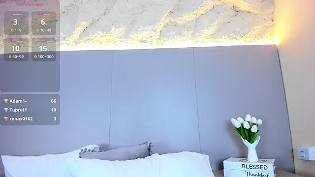 Elyn_Leones's cam snapshot