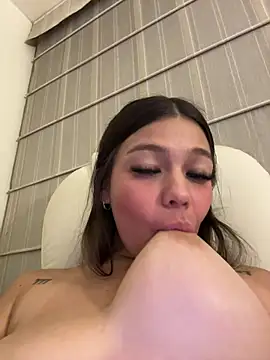 Alyshanon18 live sex cam