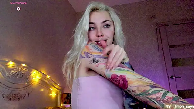 LillyMoure_ live sex cam