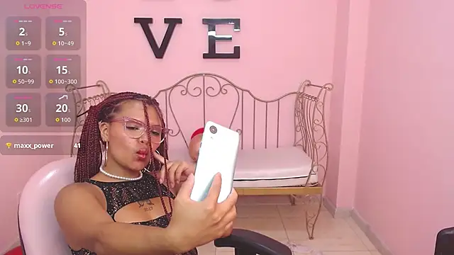 Choloeadams_xxx's cam snapshot