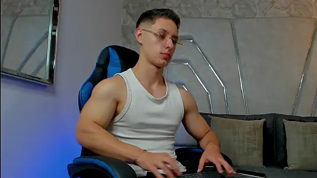 MAXTHOMSON live sex cam