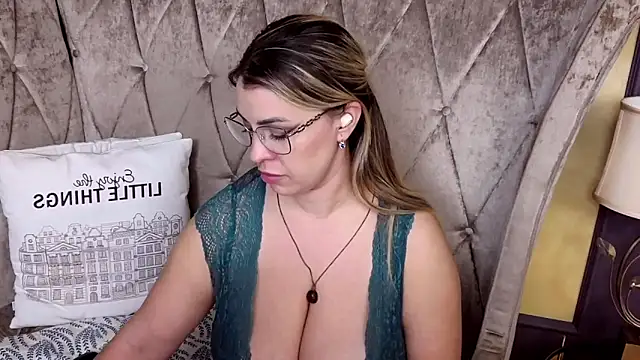 BustyGizelle live sex cam