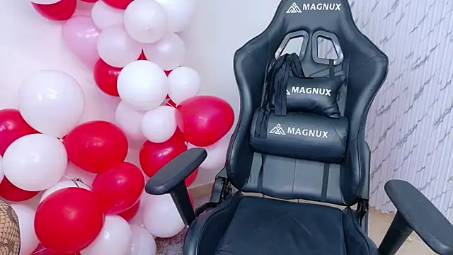 lararoberts_'s cam snapshot