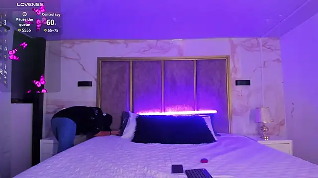 Larabrooks live sex cam